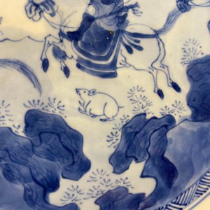 A Chinese blue and white 'Mongolian hunting' dish, Kangxi — 照片 13