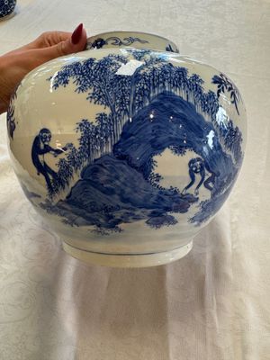 A Chinese blue and white 'Monkeys' vase, Man Tang Fu Ji 滿堂福記 mark, 19th C. — foto 2