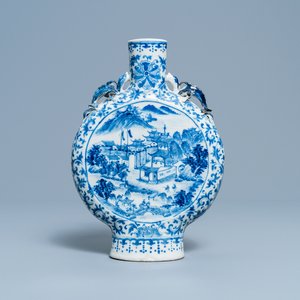 A Chinese blue and white moon flask vase with topographic medallions, 19th C. — 照片 1