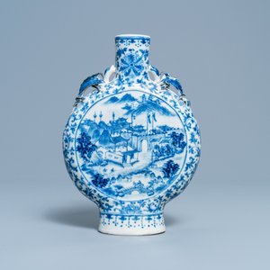 A Chinese blue and white moon flask vase with topographic medallions, 19th C. — 照片 3
