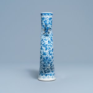 A Chinese blue and white moon flask vase with topographic medallions, 19th C. — 照片 4