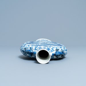 A Chinese blue and white moon flask vase with topographic medallions, 19th C. — 照片 5