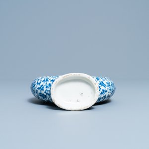 A Chinese blue and white moon flask vase with topographic medallions, 19th C. — 照片 6