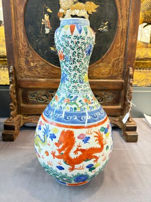A Chinese blue and white moonflask vase and a wucai garlic-mouth bottle vase, Yongle and Wanli mark, 20th C. — foto 1