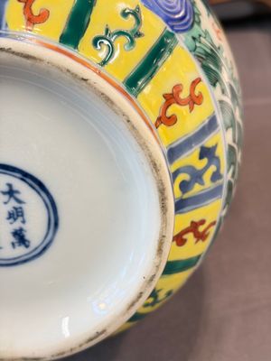 A Chinese blue and white moonflask vase and a wucai garlic-mouth bottle vase, Yongle and Wanli mark, 20th C. — foto 11