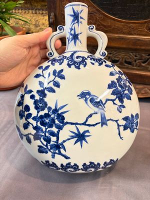 A Chinese blue and white moonflask vase and a wucai garlic-mouth bottle vase, Yongle and Wanli mark, 20th C. — foto 13