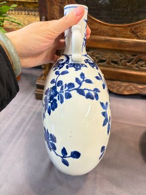A Chinese blue and white moonflask vase and a wucai garlic-mouth bottle vase, Yongle and Wanli mark, 20th C. — foto 14