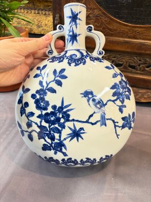 A Chinese blue and white moonflask vase and a wucai garlic-mouth bottle vase, Yongle and Wanli mark, 20th C. — foto 15