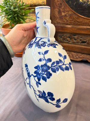 A Chinese blue and white moonflask vase and a wucai garlic-mouth bottle vase, Yongle and Wanli mark, 20th C. — foto 16