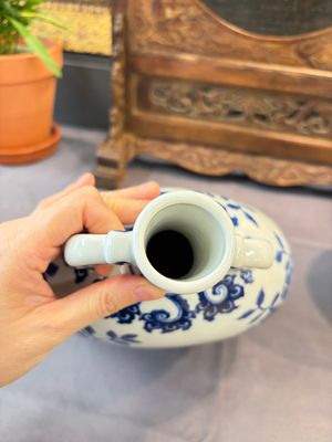 A Chinese blue and white moonflask vase and a wucai garlic-mouth bottle vase, Yongle and Wanli mark, 20th C. — foto 17