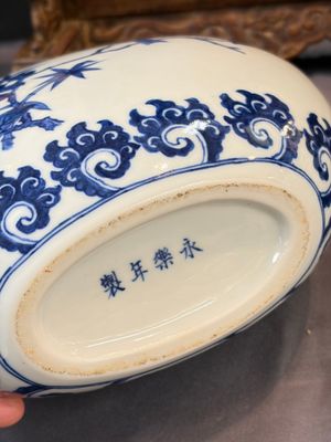 A Chinese blue and white moonflask vase and a wucai garlic-mouth bottle vase, Yongle and Wanli mark, 20th C. — foto 19