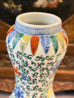A Chinese blue and white moonflask vase and a wucai garlic-mouth bottle vase, Yongle and Wanli mark, 20th C. — foto 2