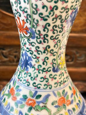 A Chinese blue and white moonflask vase and a wucai garlic-mouth bottle vase, Yongle and Wanli mark, 20th C. — foto 3