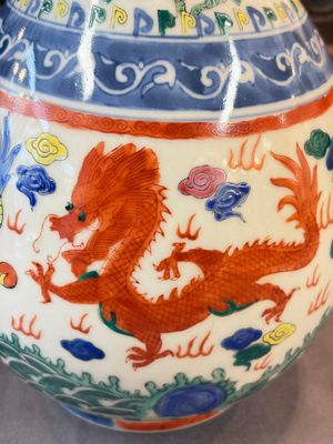 A Chinese blue and white moonflask vase and a wucai garlic-mouth bottle vase, Yongle and Wanli mark, 20th C. — foto 4