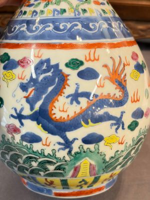 A Chinese blue and white moonflask vase and a wucai garlic-mouth bottle vase, Yongle and Wanli mark, 20th C. — foto 5