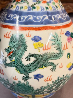 A Chinese blue and white moonflask vase and a wucai garlic-mouth bottle vase, Yongle and Wanli mark, 20th C. — foto 6