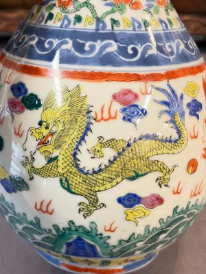A Chinese blue and white moonflask vase and a wucai garlic-mouth bottle vase, Yongle and Wanli mark, 20th C. — foto 7