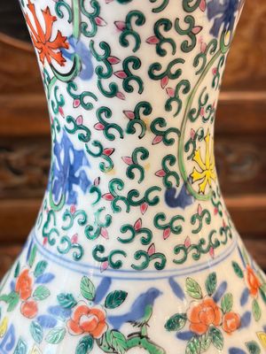 A Chinese blue and white moonflask vase and a wucai garlic-mouth bottle vase, Yongle and Wanli mark, 20th C. — foto 8