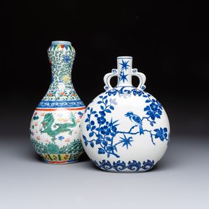 A Chinese blue and white moonflask vase and a wucai garlic-mouth bottle vase, Yongle and Wanli mark, 20th C. — foto 1