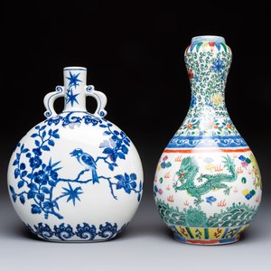 A Chinese blue and white moonflask vase and a wucai garlic-mouth bottle vase, Yongle and Wanli mark, 20th C. — foto 2