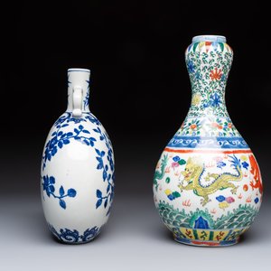 A Chinese blue and white moonflask vase and a wucai garlic-mouth bottle vase, Yongle and Wanli mark, 20th C. — foto 3