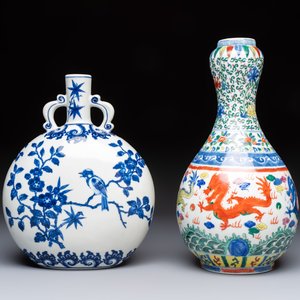 A Chinese blue and white moonflask vase and a wucai garlic-mouth bottle vase, Yongle and Wanli mark, 20th C. — foto 4