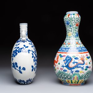 A Chinese blue and white moonflask vase and a wucai garlic-mouth bottle vase, Yongle and Wanli mark, 20th C. — foto 5