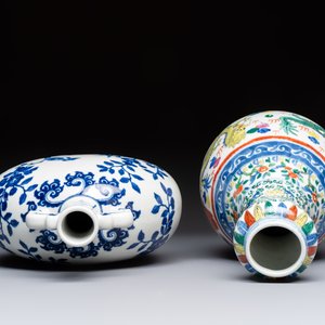 A Chinese blue and white moonflask vase and a wucai garlic-mouth bottle vase, Yongle and Wanli mark, 20th C. — foto 6
