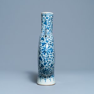 A Chinese blue and white 'moonflask' vase with warriors on horseback, 19th C. — photo 4