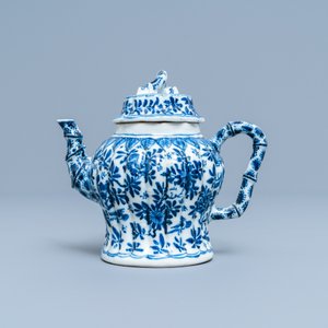A Chinese blue and white moulded bamboo-shaped teapot and cover, Kangxi — photo 2