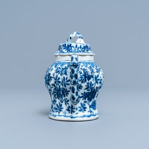 A Chinese blue and white moulded bamboo-shaped teapot and cover, Kangxi — photo 5