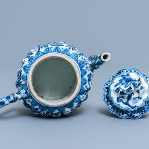 A Chinese blue and white moulded bamboo-shaped teapot and cover, Kangxi — photo 6