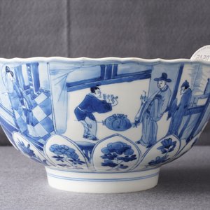 A Chinese blue and white moulded bowl with figurative panels, Xuande mark, Kangxi — 照片 13