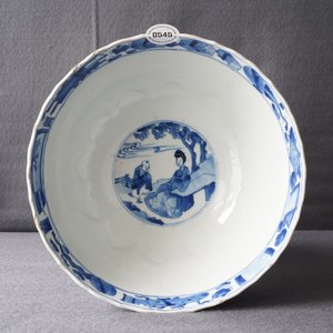 A Chinese blue and white moulded bowl with figurative panels, Xuande mark, Kangxi — 照片 15