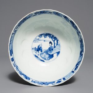 A Chinese blue and white moulded bowl with figurative panels, Xuande mark, Kangxi — 照片 6