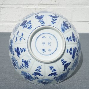 A Chinese blue and white moulded bowl with immortals, Chenghua mark, Kangxi — photo 12