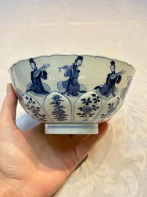 A Chinese blue and white moulded 'Elegant Beauties' bowl, Chenghua mark, Kangxi — foto 1