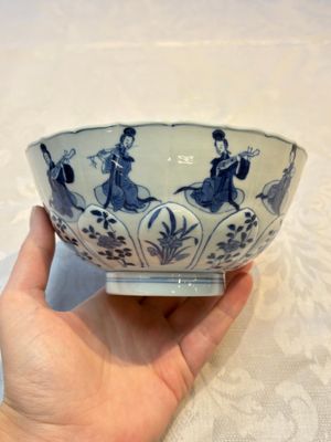 A Chinese blue and white moulded 'Elegant Beauties' bowl, Chenghua mark, Kangxi — foto 2