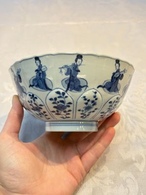 A Chinese blue and white moulded 'Elegant Beauties' bowl, Chenghua mark, Kangxi — foto 3
