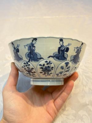 A Chinese blue and white moulded 'Elegant Beauties' bowl, Chenghua mark, Kangxi — foto 4