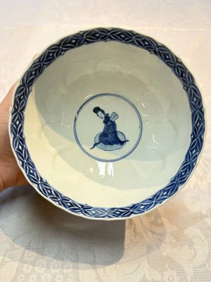 A Chinese blue and white moulded 'Elegant Beauties' bowl, Chenghua mark, Kangxi — foto 5