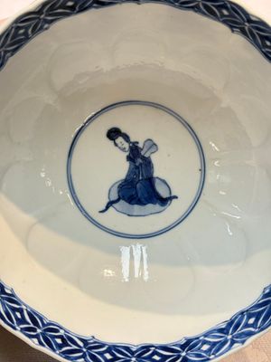 A Chinese blue and white moulded 'Elegant Beauties' bowl, Chenghua mark, Kangxi — foto 6