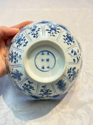 A Chinese blue and white moulded 'Elegant Beauties' bowl, Chenghua mark, Kangxi — foto 7