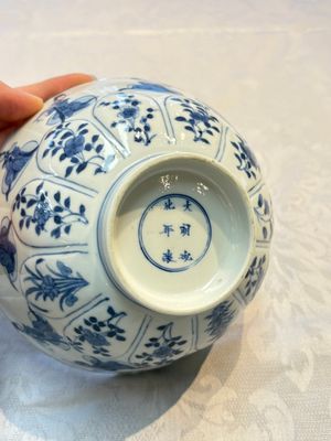 A Chinese blue and white moulded 'Elegant Beauties' bowl, Chenghua mark, Kangxi — foto 8