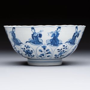 A Chinese blue and white moulded 'Elegant Beauties' bowl, Chenghua mark, Kangxi — foto 1