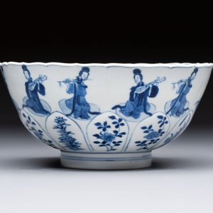 A Chinese blue and white moulded 'Elegant Beauties' bowl, Chenghua mark, Kangxi — foto 2