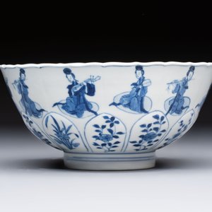 A Chinese blue and white moulded 'Elegant Beauties' bowl, Chenghua mark, Kangxi — foto 3