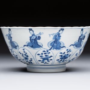 A Chinese blue and white moulded 'Elegant Beauties' bowl, Chenghua mark, Kangxi — foto 4