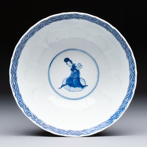 A Chinese blue and white moulded 'Elegant Beauties' bowl, Chenghua mark, Kangxi — foto 5