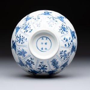 A Chinese blue and white moulded 'Elegant Beauties' bowl, Chenghua mark, Kangxi — foto 6